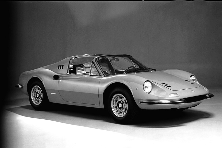 Scopri di più sull'articolo Ferrari “Dino” 246 GTS, icona del design automobilistico